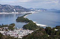 Vista di Amanohashidate dal Monte Moju02s3s4592.jpg