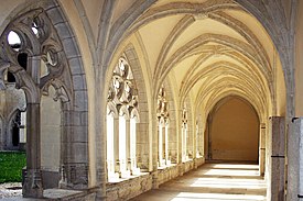 Claustro da abadia de Ambronay