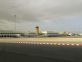 Masqatin lentoasemaa rullaustieltä nähtynä (2013)
