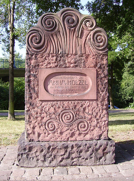 File:Anna Hoelzel Denkmal.JPG