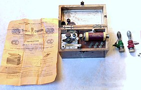 Appareil d'électrothérapie A-17 et sa notice originale (gauche) avec les deux électrodes (à droite).