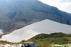 Arher dunes and Hoq cave (6408216391).jpg