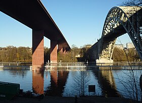 A Nyugati híd (balra) és a Keleti híd, 2012 novemberében.