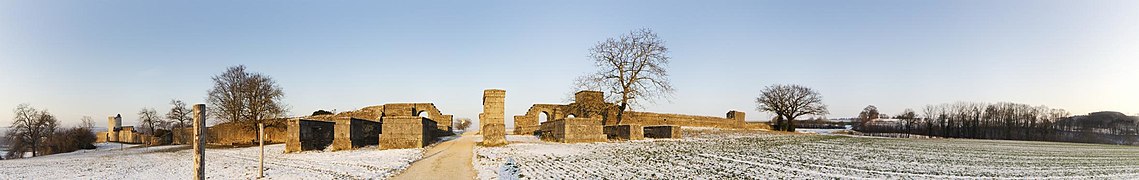 La Porte de l'Est et la tour de la Tornalaz.