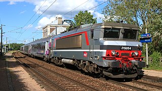 La BB 15054 en livrée « Multiservices » en gare de Bréval.