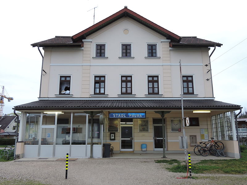 File:Bahnhof Stadl-Paura Aufnahmegebäude 4.JPG