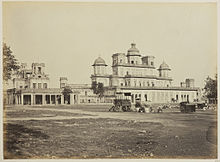 Building of the Choti Chattar Manzil, initial location of the Lucknow Provincial Museum. Bara Chattar Manzil and Farhat Bakhsh - view from the south - Lucknow in 1862.jpg