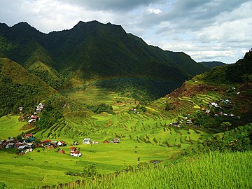 Arrozales en terrazas en Batad, Ifugao, Filipinas. Tercer lugar en Wiki Loves Monuments 2012. Construido hace más de 2 000 años, los arrozales en terrazas de Batad forman uno de los cuatro grupos de arrozales en terrazas en la provincia de Ifugao que están identificados como Patrimonio de la Humanidad por la Unesco.