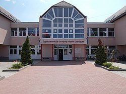 Az iskola főbejárata