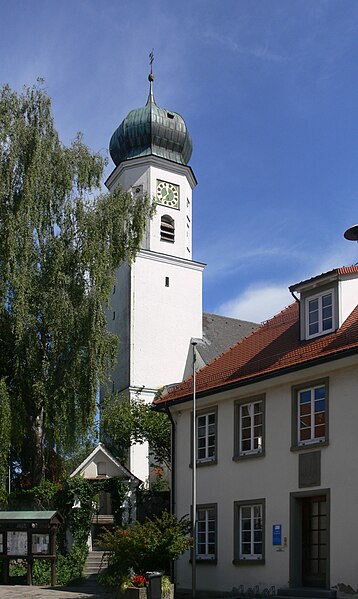 File:Bergatreute Pfarrkirche außen.jpg