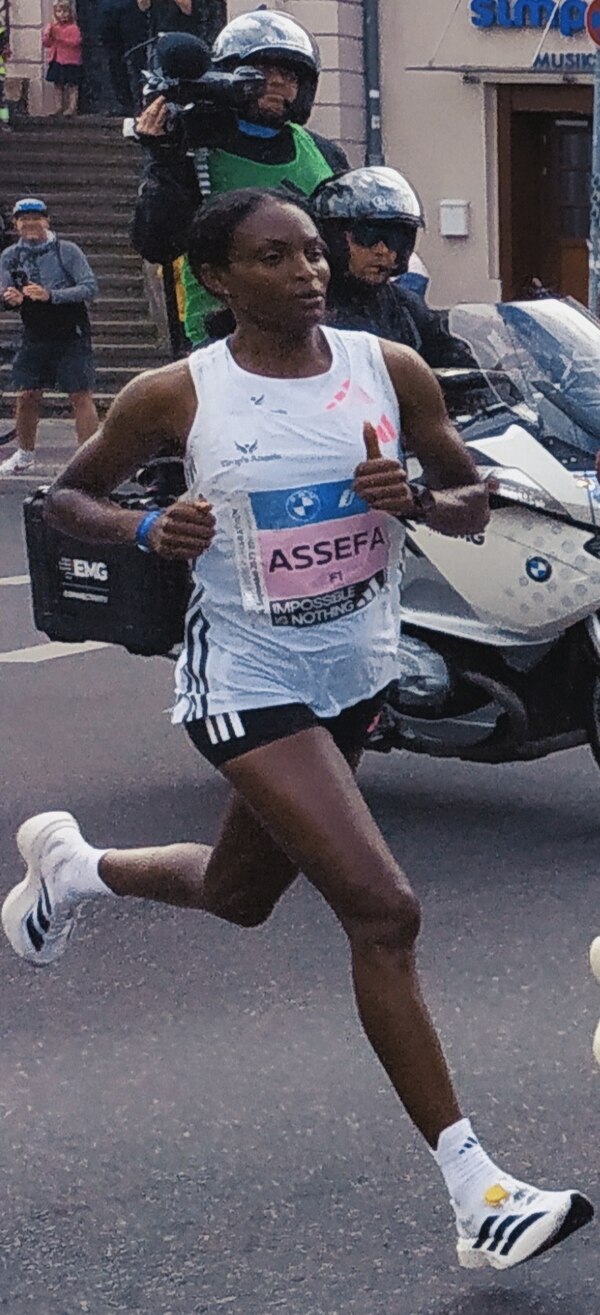 Tigst Assefa during her women's world record run at the 2023 Berlin Marathon with 2:11:53