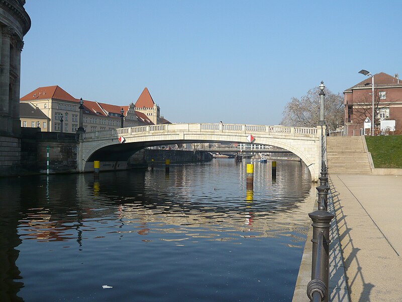 File:Berlin-Mitte noerdliche Monbijoubruecke 4.JPG