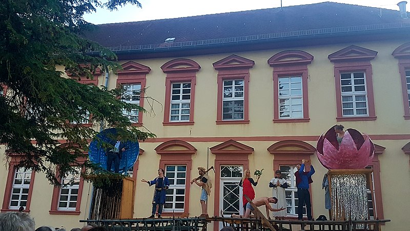 File:Blankenau; Das große Welttheater 2019.jpg