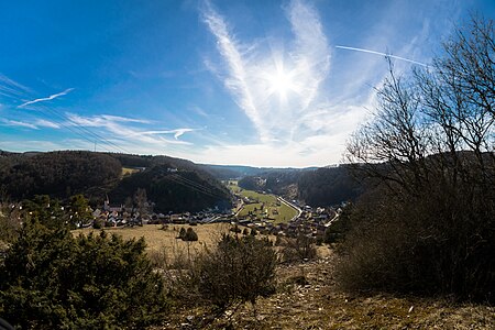 Blick auf Mörnsheim Burg und Gaillachtal