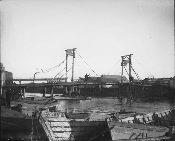 File:Boats in front of Snake River Bridge, Nome, Alaska, during the Gold Rush, probably 1900 (AL+CA 8104).jpg