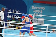 Deutsch: Boxen bei den Olympischen Jugendspielen 2018 Tag 12, 18. Oktober 2018 - Finale im Leichten Weltergewicht Jungen – Ilia Popov (Russland, rot) schlägt Talgat Shaiken (Kasachstan, blau) 4-1; Ringrichter ist James Beckles (Trinidad und Tobago). English: Boxing at the 2018 Summer Youth Olympics on 18 October 2018 – Final Light Welterweight Boys Bout - Ilia Popov (Rusia, rojo) supera a Talgat Shaiken (Kazajstán, azul) 4-1; Referee is James Beckles (Trinidad and Tobago). Español: Boxeo en los Juegos Olímpicos Juveniles de Verano de 2018 en 18 de octubre de 2018 - Chicos de peso welter ligero final: Ilia Popov (Uzbekistán, roja) le gana a Talgat Shaiken (Egipto, azul) 4-1; El árbitro es James Beckles (Trinidad y Tobago).