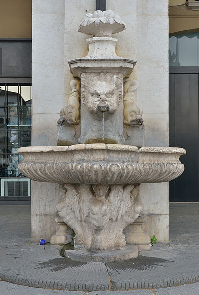 File:Brescia fontana delfini in Piazza della Loggia.jpg