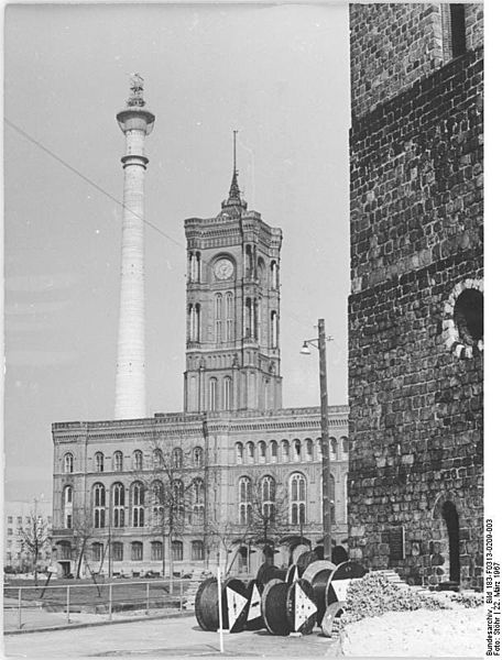 File:Bundesarchiv Bild 183-F0313-0209-003, Berlin, Fernsehturm, Bau, Rotes Rathaus.jpg