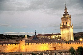 Night view, wall and cathedral / Vista nocturna, muralla y catedral