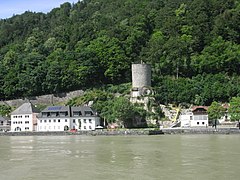 Mautturm. Davor die Donau