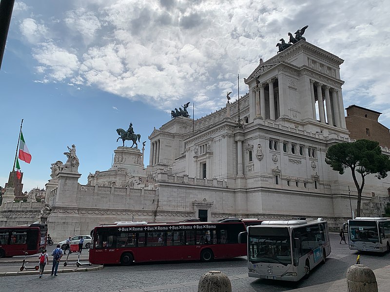 File:Buses at Piazza Venezia.jpeg