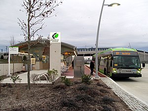 Un bus à une gare routière avec un auvent incurvé