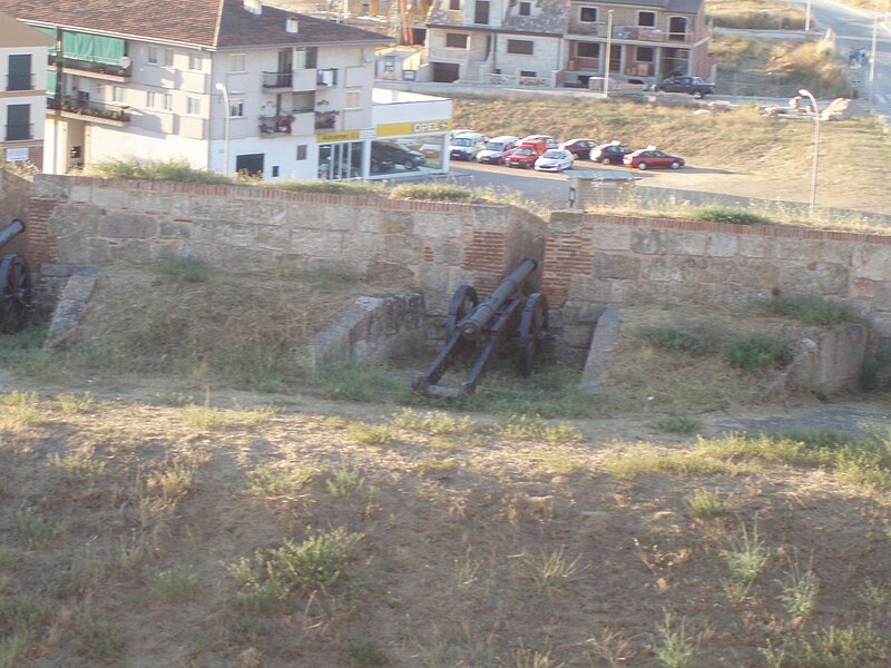 File:Cañón de la batería de Isabel II. Ciudad Rodrigo. Salamanca.JPG