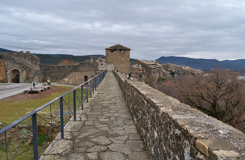 File:Camí de ronda del castell de l'Aïnsa.JPG