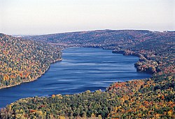 Canadice Lake otoño 2006.jpg