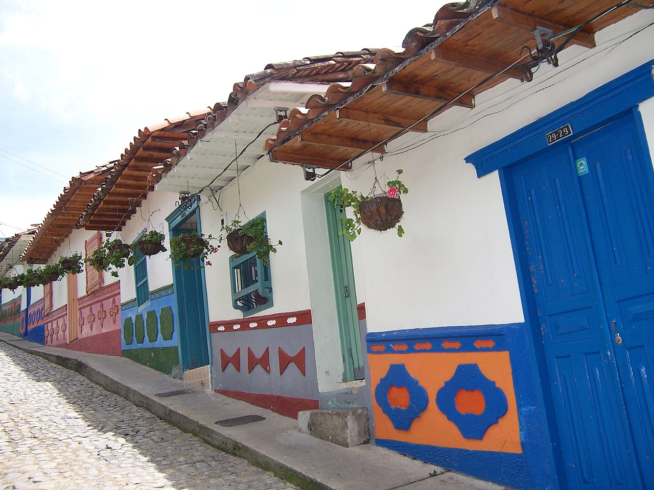 File:Casas de Guatapé.jpg - Wikimedia Commons