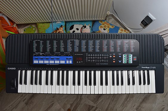 A Casio Tonebank CT-670 keyboard from the 90's.