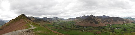 Montagnes environnantes depuis le sommet du Catbells.