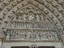 Escultura representando o Juízo Final com Deus cercado por seus seguidores.  São Miguel está sob a autoridade de Deus e tem uma balança.