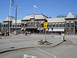 Das Bahnhofsgebäude und der Bahnhofsvorplatz
