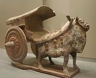 פסל סיני מתקופת שושלת סווי של עגלה הנישאת בידי שור.