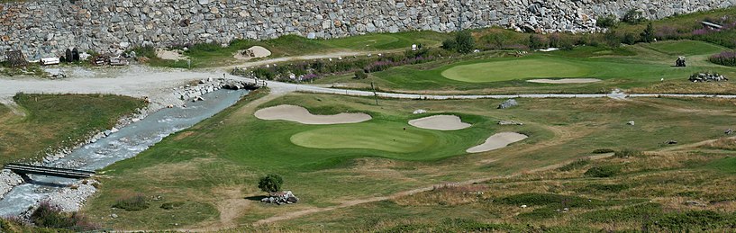 Vista aerea di parte del percorso del Golf Club del Cervino e del torrente Cherillon