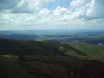 Dans le Chapada dos Guimarães comme dans une grande partie de cette région la riche forêt tropicale régresse au profit d'une agriculture appauvrissant le milieu et les Amérindiens.