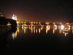 Karlov Most di notte a Praga
