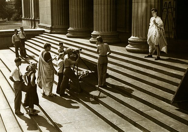 Una troupe cinematografica impegnata nelle riprese del film Julius Caesar (1950), inquadra l'attore Charlton Heston qui nel ruolo di Marco Antonio