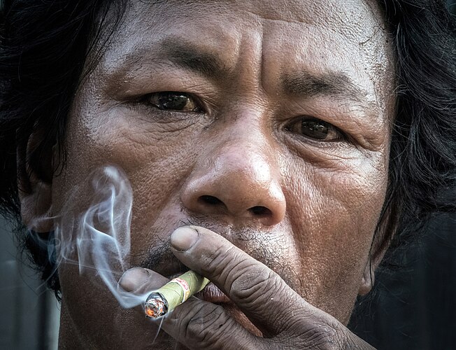 Житель Мьянмы, курящий черуту[англ.]