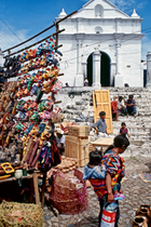 Bajo el cielo de Chichicastenango, en un callejón del casco antiguo.