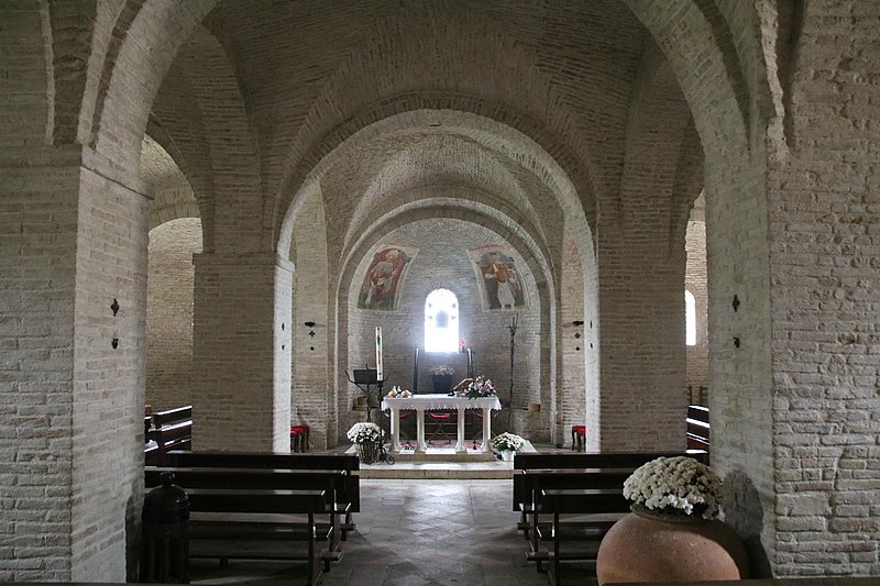 File:Chiesa di San Claudio al Chienti, chiesa inferiore 05.jpg