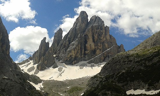 Blick auf die Cima dei Toni - Zwölferkofel (Foto), links der Fuss des Felsens