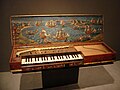 一部來自於義大利於16世紀製造的小鍵琴，現存於巴黎音樂博物館內
