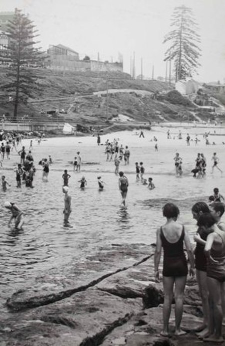 Fail:Clovelly_Cove_NSW_from_Randwick_Library.jpg