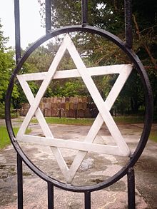 Pakosz Cemetery in Kielce, Poland. Entrance gate Cmentarz zydowski 1870 rok Kielce Pakosz Dolny 1.jpg