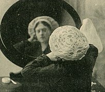 Photographie ancienne représentant une femme portant la coiffe.