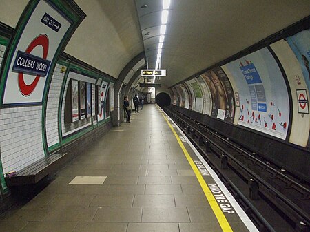 Colliers Wood stn northbound look south.JPG