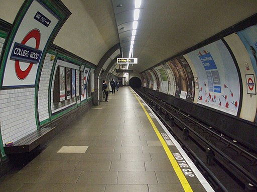 Colliers Wood stn northbound look south