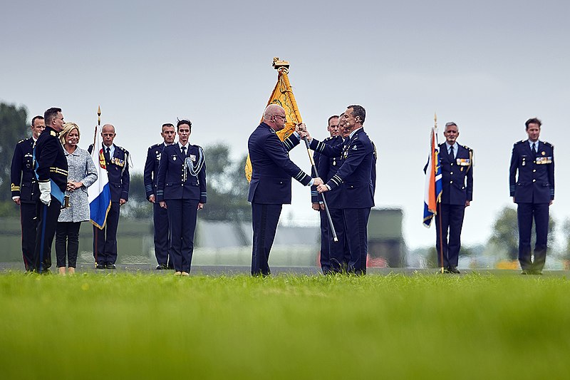 File:Commando overdracht KLU.jpg